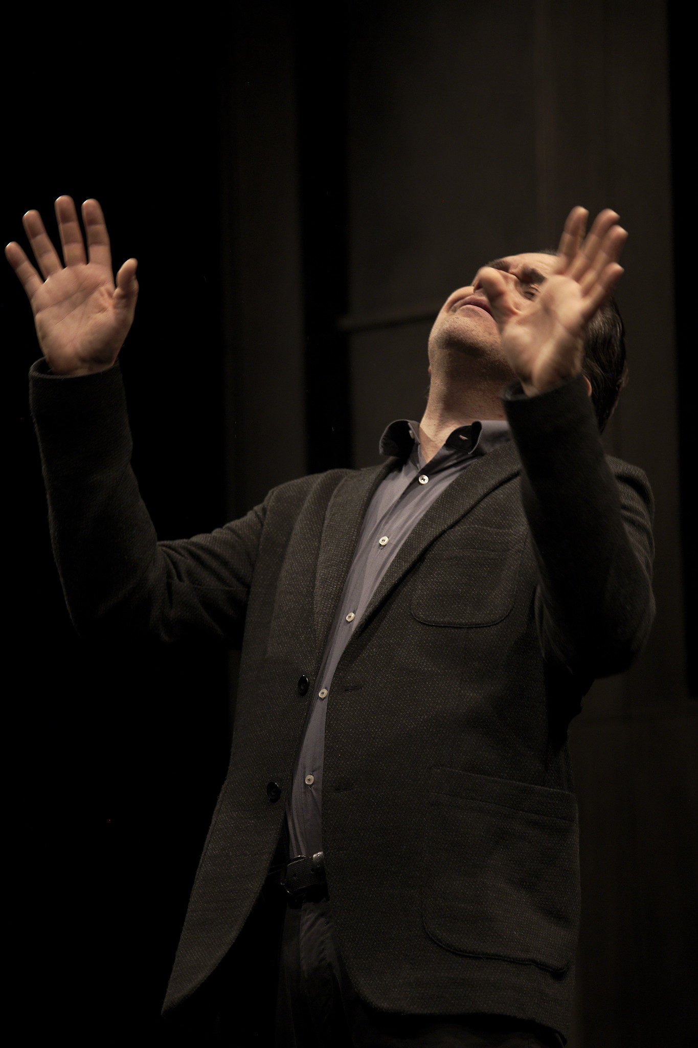 Andrea Lupo sul palco di "Lo stronzo". Calcara. 2016. (ph. R. Cerè)